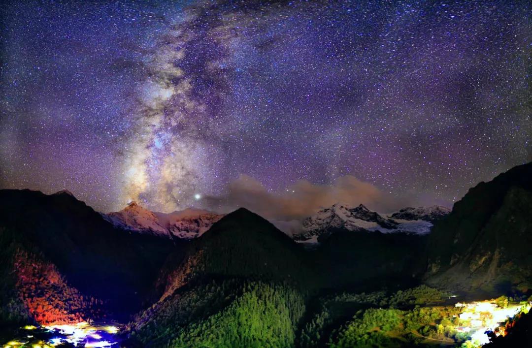 徒步,也是畢業旅行的一種打開方式,在梅里日照金山絕美景象中見證友誼,感受最原生態的美。